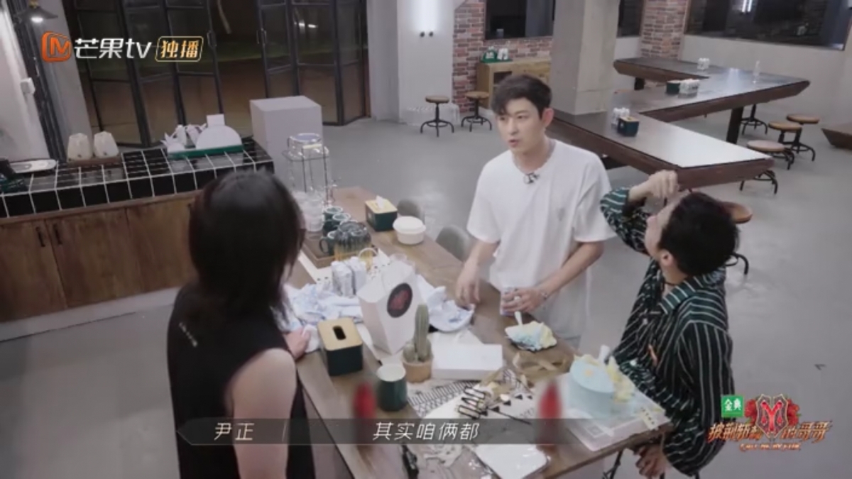 旁邊的Z形飯桌更讓哥哥們聚在一起用膳
