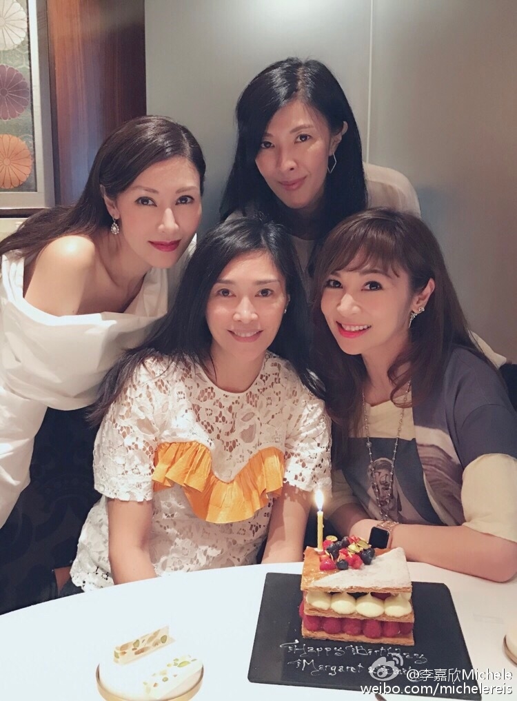 李嘉欣身穿粉紅色通花上衣,看起來少女感十足!而壽星女李嘉明則手捧著一束鮮花,與親密的妹妹與好友一同慶祝 59 歲生日。