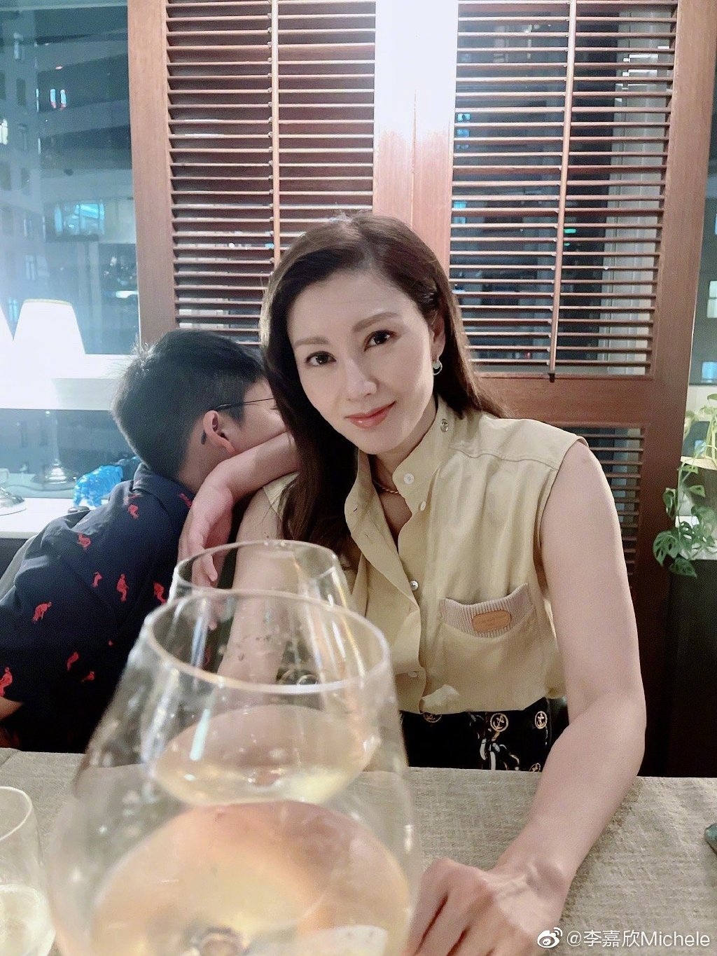 大美人李嘉欣(Michele)在剛剛過去的六月剛迎來 51 歲生日,不過歲月卻未在她身上留下任何痕跡,美貌不但依然凍齡緊緻,與丈夫許晉亨更不時在社交媒體放閃