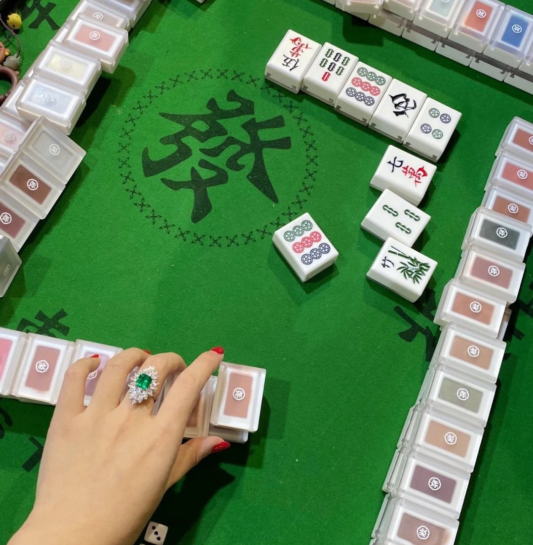 剛在6月推出的這款麻雀眼影,一款的售價是660日元(約港幣$47元),若大家有興趣可以自行到官網查詢!