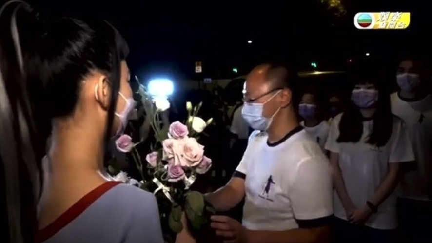 炎明熹獲粉絲團獻花超詭異
