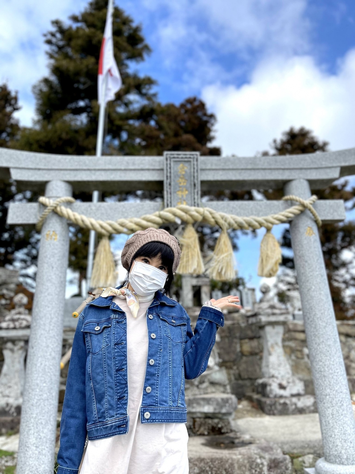 而來自日本Youtube 網紅「25歳逆年の差夫婦」的 Yoshitaka,拍拖七年卻竟然一直不知道女友竟然是位 62 歲的美魔女?的確,戴著口罩的 Aki 無論打扮、妝容都相當年輕,肉眼看起來絕對不像五十多歲!