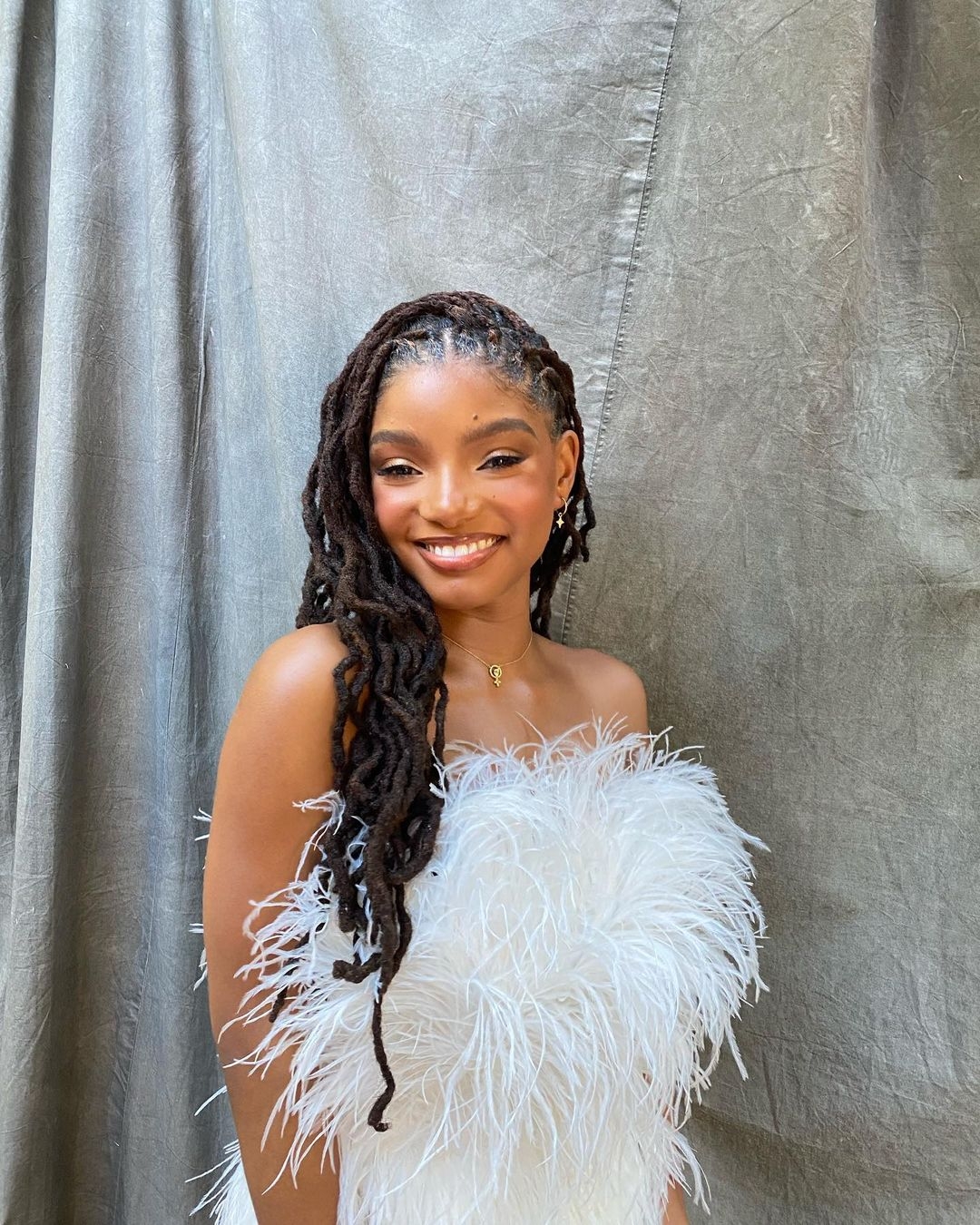 回顧起初有名氣的 Halle Bailey,現身時已是頂著一頭招牌雷鬼頭的「內臟捲髮」,外表亦都與 21 歲的年紀略嫌不符;