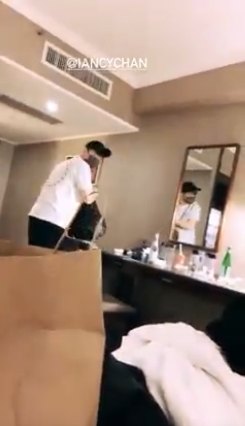 第四條片 Ian 已經著好衫準備出門