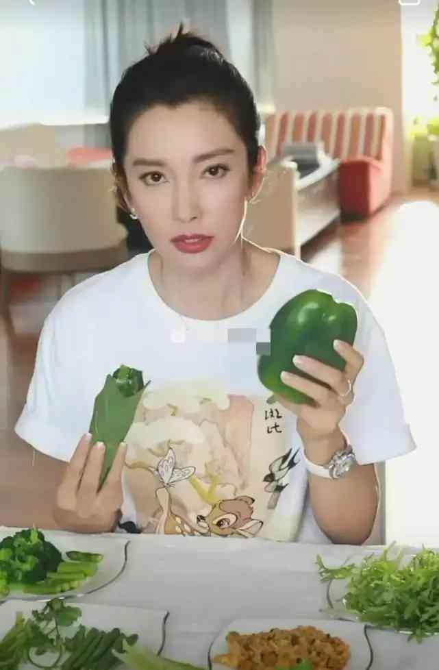 有指李冰冰曾以高達12萬月薪請家務助理,每個應徵者都必先要通過面試