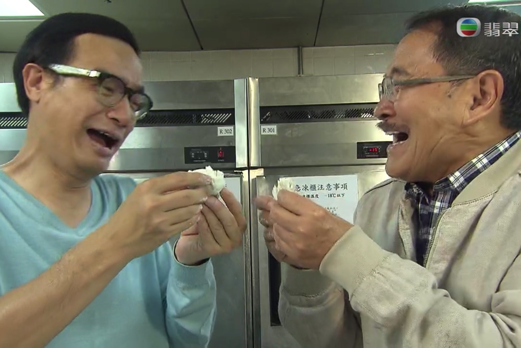 爺爺跑到一間雜貨店跟老闆飲茶聊天