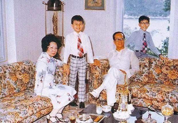 李嘉誠為香港首富獲「李超人」美譽;兒子李澤楷在商界表現相當突出,因此亦被稱為「小小超」。