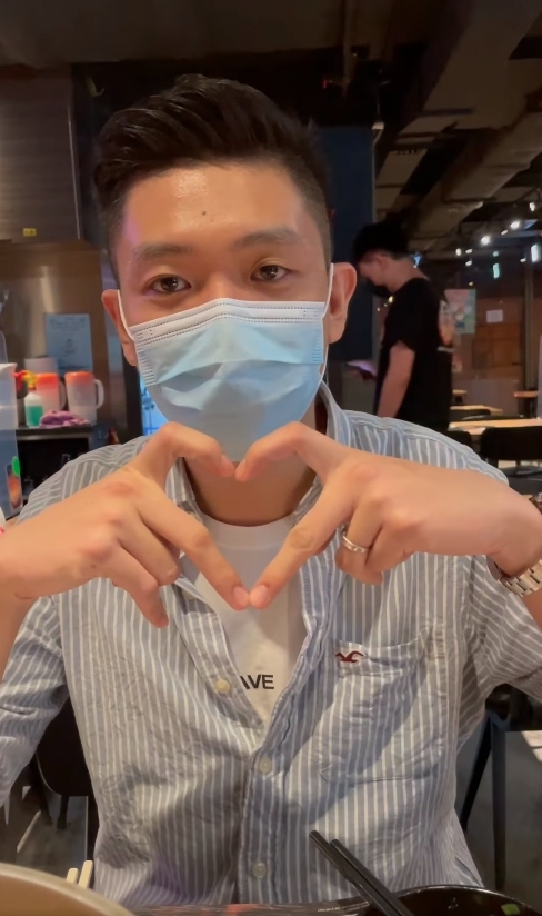 RC 近日亦有開 post 分享自己的「苦況」，指當天老婆收到了姜濤代言的洗衣機心情大好，他更被逼獻唱一首《蒙著嘴說愛你》，狀甚搞笑！