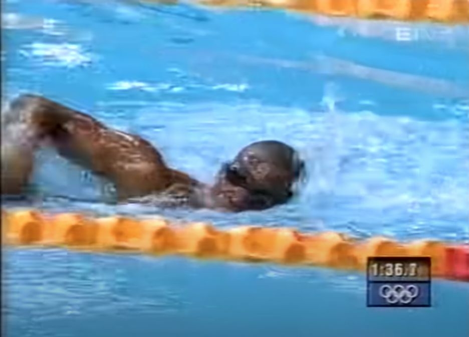 東京奧運賽事,非洲選手姆薩巴尼不懂游水,但因沒人報名,最後只有他順利當選。