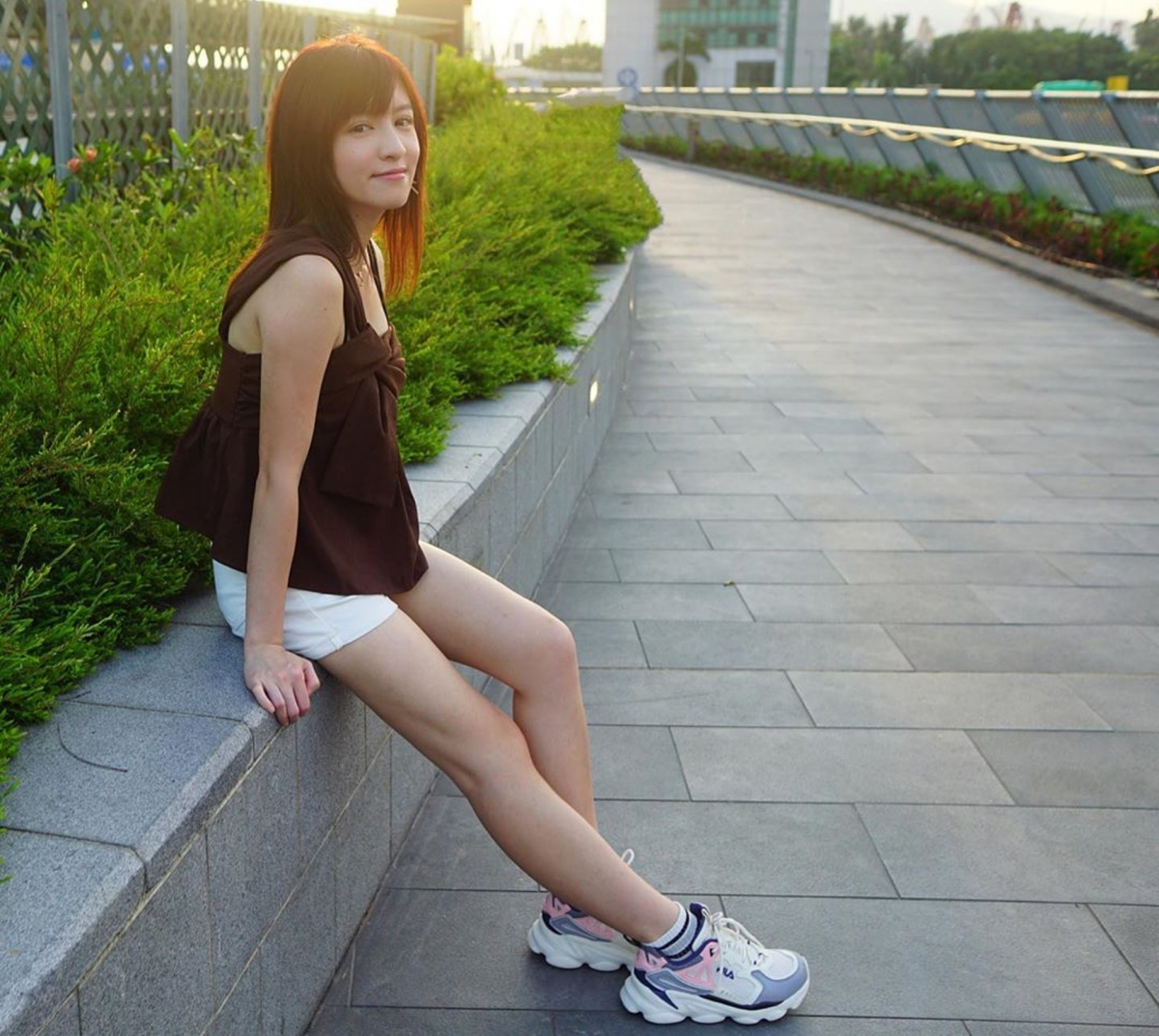 陳嘉倩杜汶澤｜網民認為陳嘉倩 IG 相全用了超強濾鏡，穿搭及拍照的角度都給人一種「港女feel」