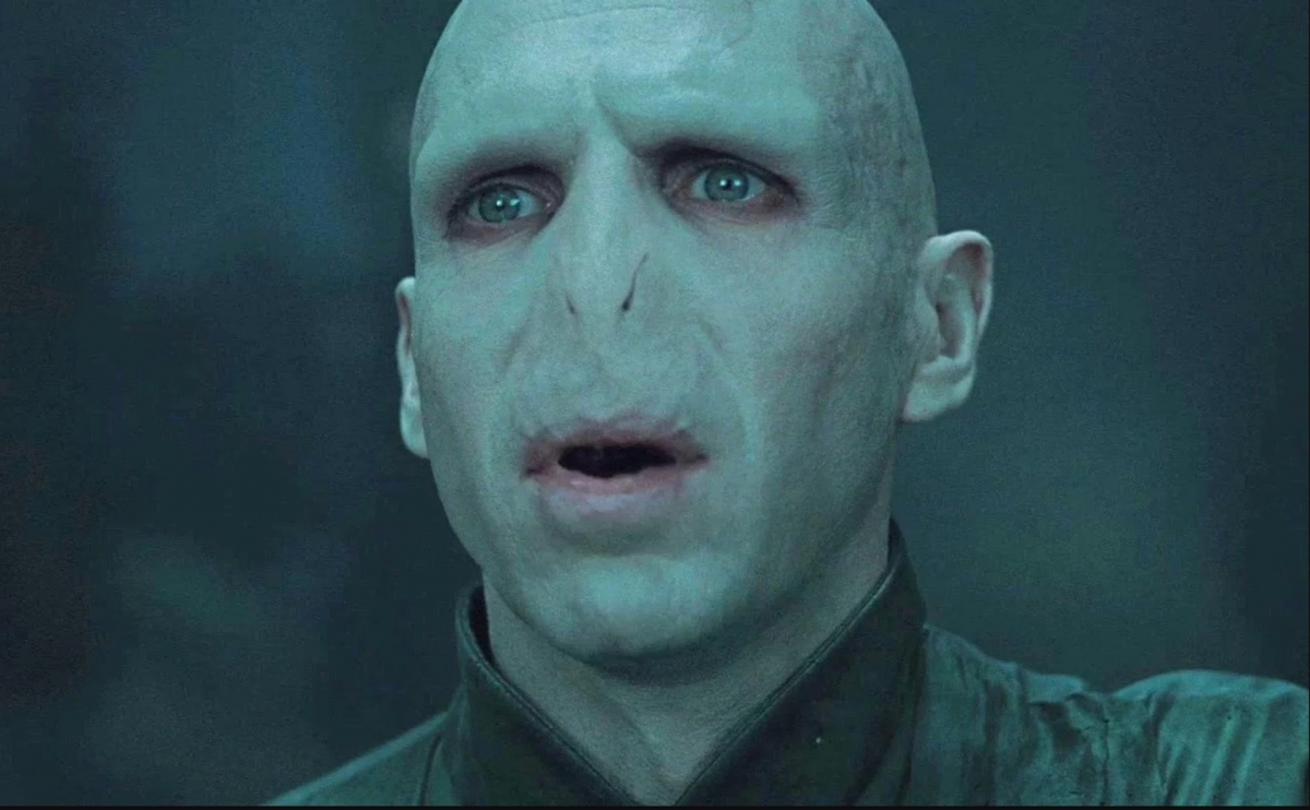 哈利波特電影飾演「佛地魔」的 Ralph Fiennes 現年 58 歲,相信不少人都好奇他的真身