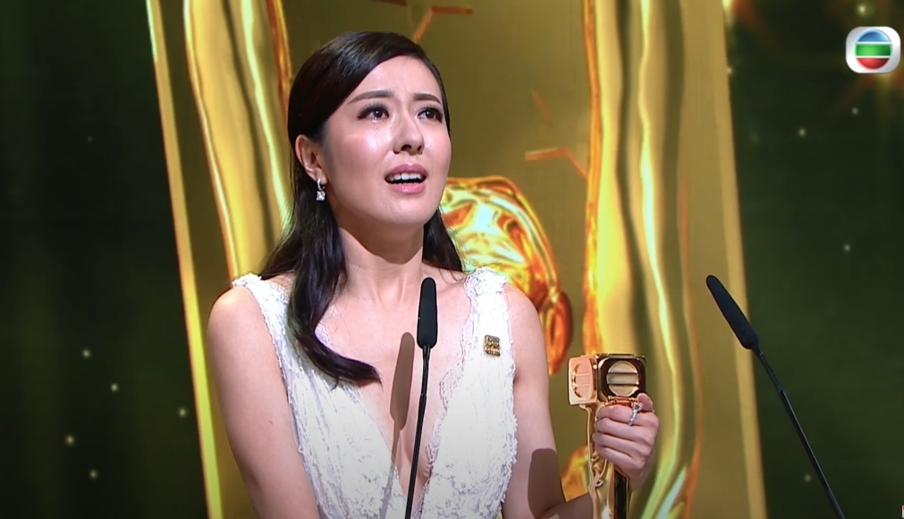 不過當時唐詩詠就被質疑其「視后」的身份，大眾鬧得熱哄哄認為她是以「續約來換獎」。