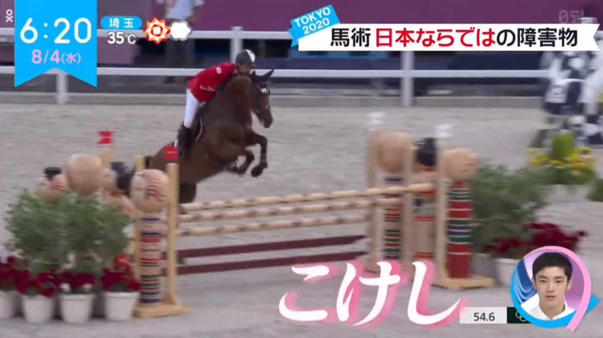 東京奧運馬術日本文化的裝飾,例如有日本刀的障礙欄、木頭人偶、薩摩不倒翁、日式筷子和壽司、日本大鑼