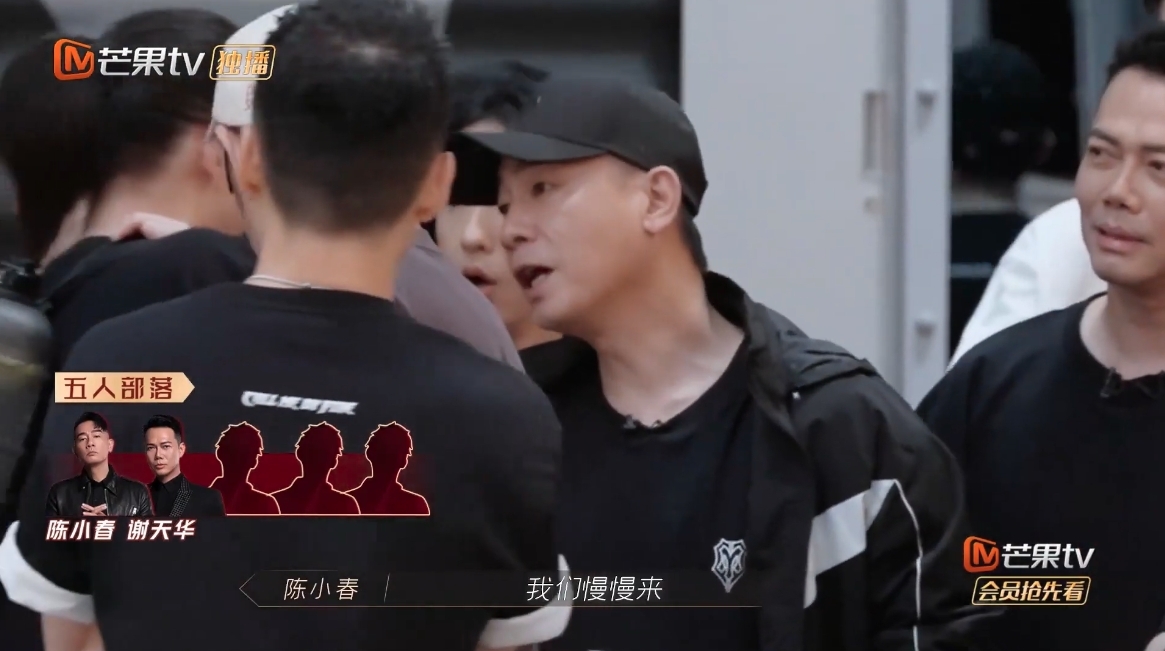 而一向豪邁的陳小春一步出房門幾乎已經看上了黃貫中,更以廣東話詢問Paul:「點啊點啊,大佬你諗住點啊?」