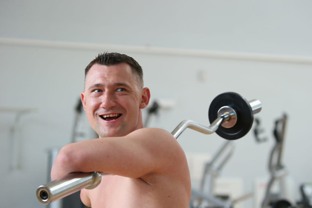 出院後Aliaksei Talai繼續游水，不過，四肢健全的人游水已經不容易