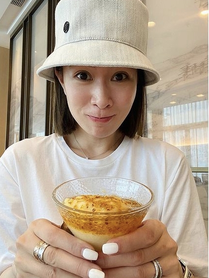 近年轉戰內地發展的香港藝人佘詩曼在微博上載多張中國選手獲奬時向鏡頭擺出心心手勢的照片