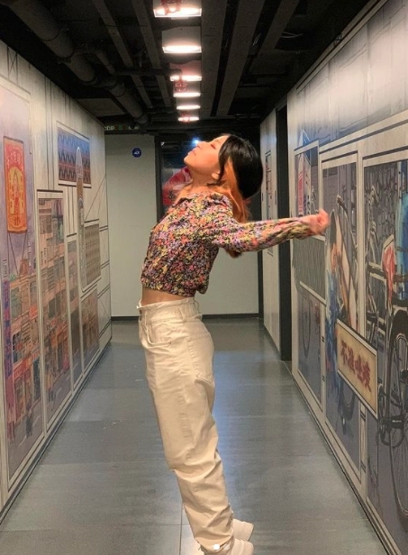 Celine 上街還會化妝,畫上眼線的她打扮新潮韓風,惟臉上的酒窩沒有變化