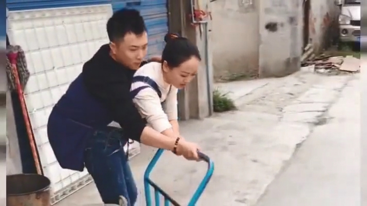 「連體夫妻」成為了網絡紅人