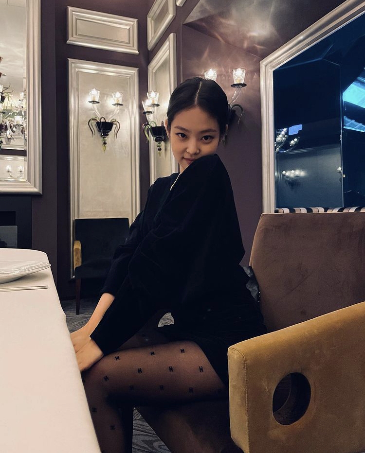 GD現身Jennie的雜誌拍攝場地,親自探班