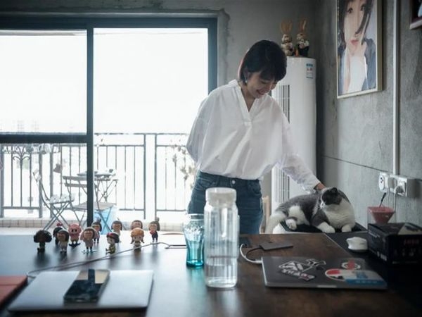 詹生新交往的女朋友更帶着她養的貓搬進來同居