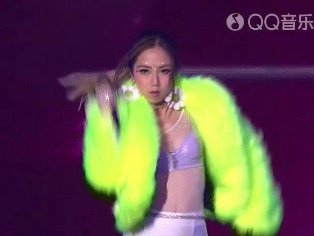 配上白色貼身熱褲及螢光黃色毛毛大褸,讓人看不懂鄧紫棋的審美觀~