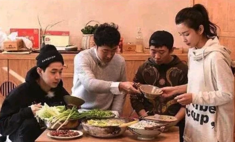 李冰冰看到男嘉賓剛洗完的菜後,就對他說:「這菜怎麼是洗乾淨呢?」接著就用鹽水將菜再洗一次