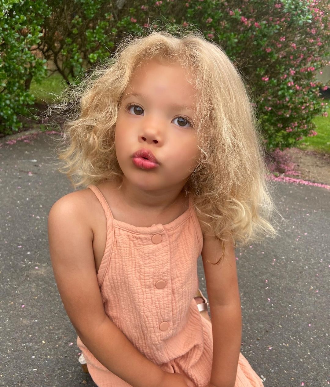 elise媽媽透露女兒的收入「高得令人難以置信」,現在銀行裡的錢完完足夠應負未來買樓