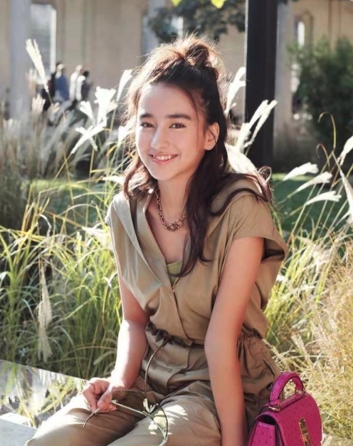 李宛妲自小以來也是一位美女,中德混血的她有著立體的五官,自小在西雙版納的原始雨林區成長