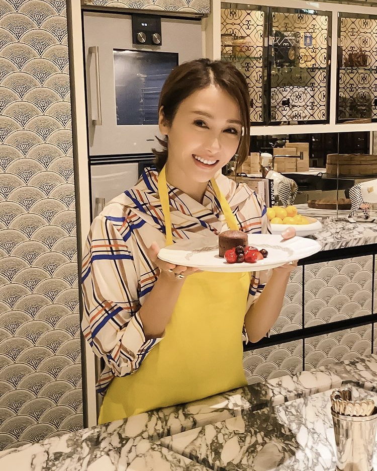 黎姿和女兒親子同樂,十分享受