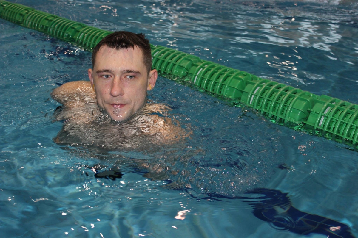 他僅用剩餘的半隻左手撥水