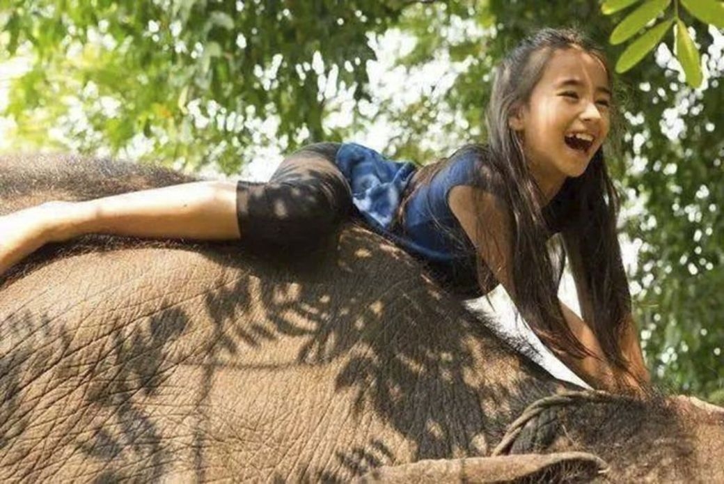 李宛妲自小以來也是一位美女,中德混血的她有著立體的五官,自小在西雙版納的原始雨林區成長