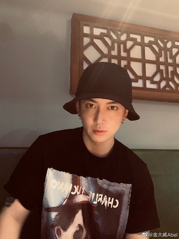 大陸網紅「金大威」憑著帥氣的外表，並在在抖音拍攝一系列搞笑影片走紅，後來整容