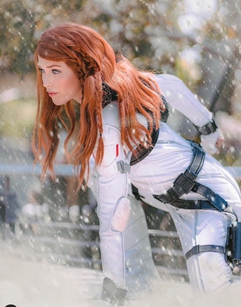 兩個時期不同版本的黑寡婦亦有出現,短髮的她笑容十分相似