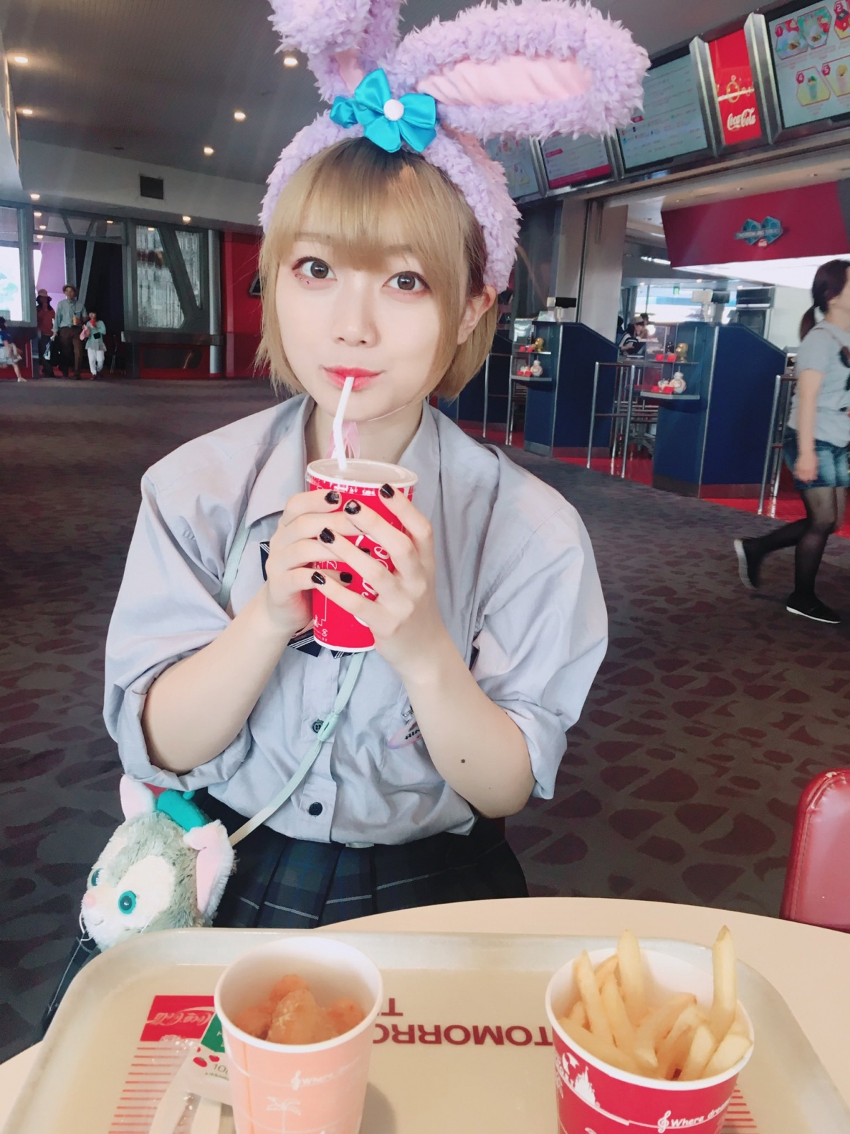 日本一位寂寂無名的24歲女偶像雛野まほ，除了星途不順每天還承受著網民留言中傷，人身攻擊她的樣貌，侮辱她為「哨牙妹」、「大餅臉」