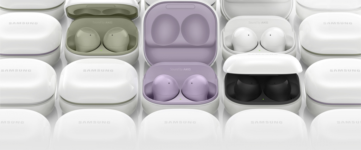 Samsung 新推的無線耳機「Galaxy Buds 2」就和 Galaxy Z Flip3 手機的拼色相同,溫柔粉色的霧面質感