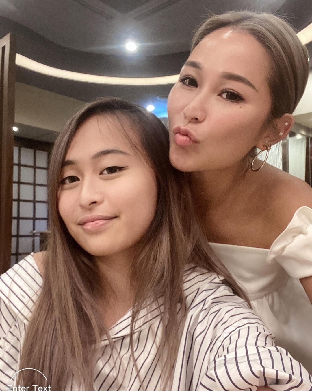 不過網民就將焦點放在兩母女神複製的樣貌上,洗米嫂與女兒 Virginia 無論是雙眼、鼻子、嘴巴以至臉型都似到十足十,直頭像倒模一樣!