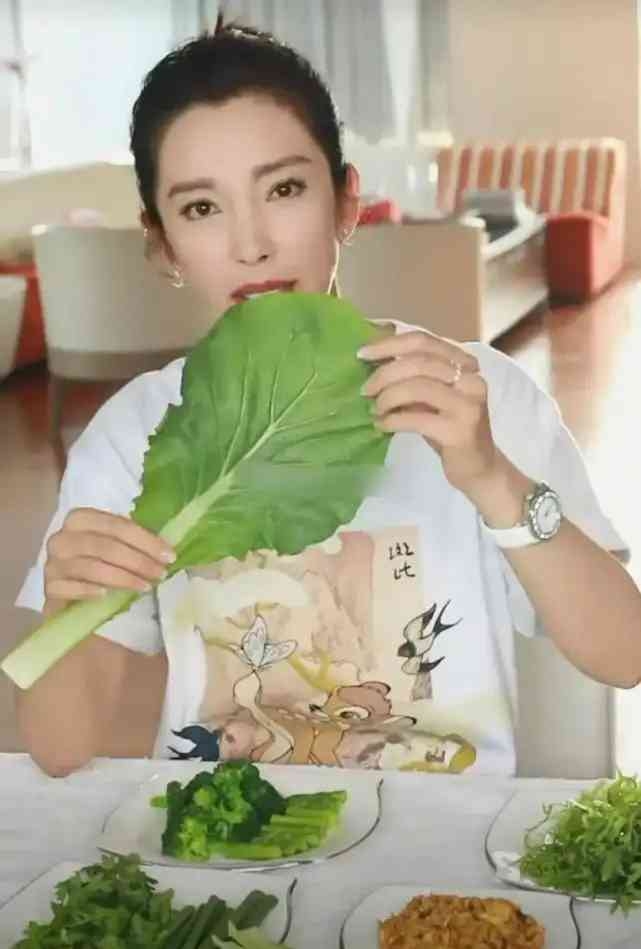 有一位應徵者洗足八次,洗到菜葉幾乎爛掉的程度,但當他遞給李冰冰檢查時,李冰冰竟皺著眉頭把他洗好的菜掉進垃圾桶內