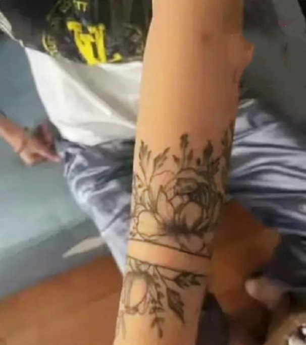 在沒有任何計劃下她選擇由紋身師為她挑選紋身圖案,並紋上幾乎覆蓋整條前臂的大面積紋身