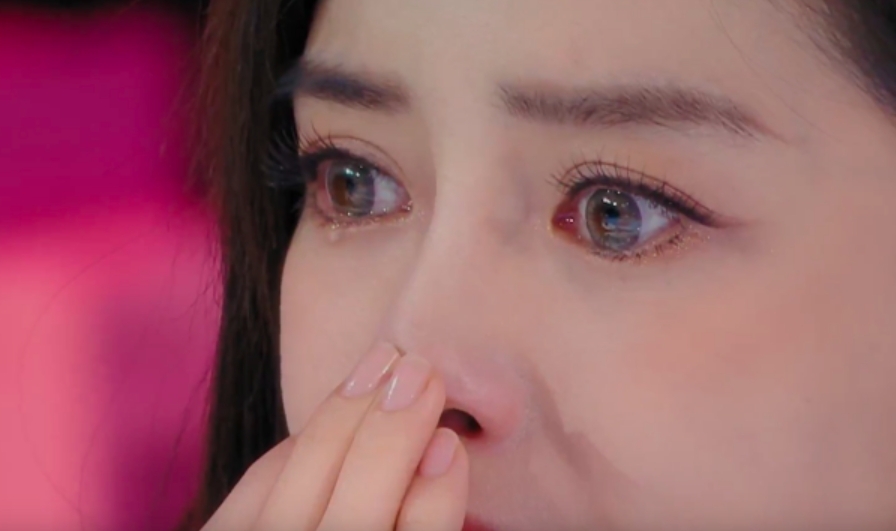 此時,正在觀察室的 Angelababy 已經「眼濕濕」,對洪成成的經歷深表同情。