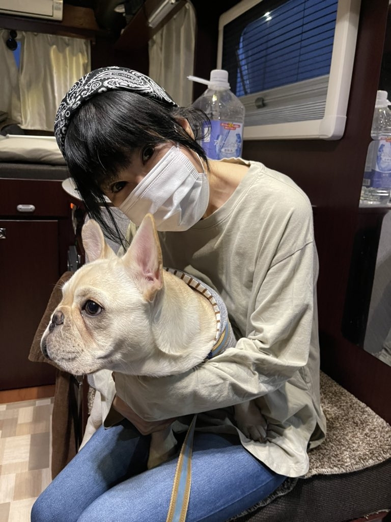 而來自日本Youtube 網紅「25歳逆年の差夫婦」的 Yoshitaka,拍拖七年卻竟然一直不知道女友竟然是位 62 歲的美魔女?的確,戴著口罩的 Aki 無論打扮、妝容都相當年輕,肉眼看起來絕對不像五十多歲!