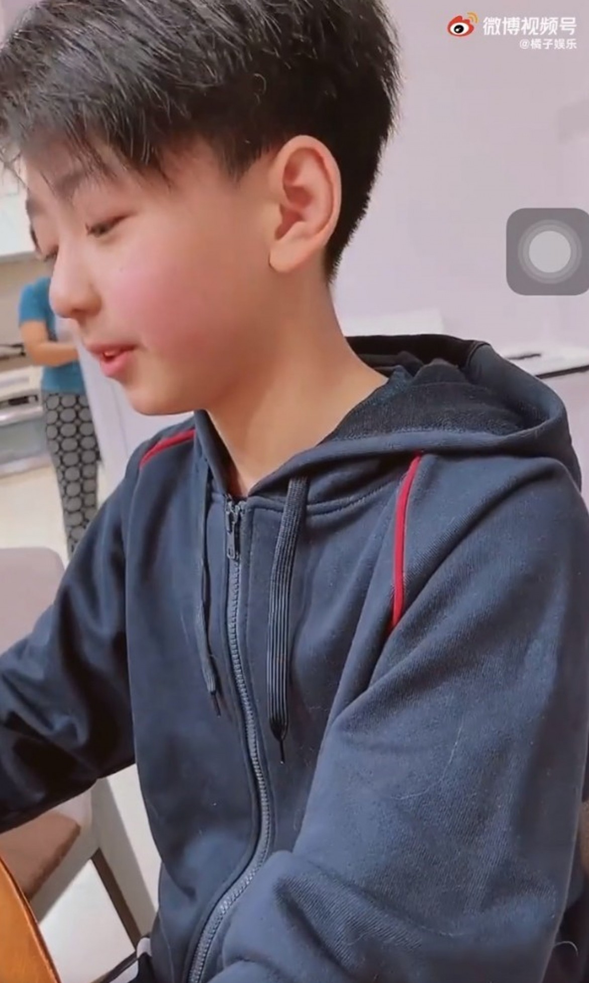 張柏芝在社交平台發佈影片,片中可看到 11 歲二兒子 Quintus 正在以英文用心的介紹一個多功能用途的小袋
