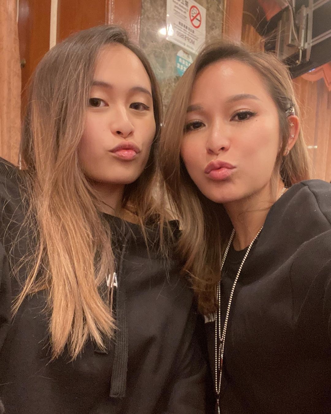 不過網民就將焦點放在兩母女神複製的樣貌上,洗米嫂與女兒 Virginia 無論是雙眼、鼻子、嘴巴以至臉型都似到十足十,直頭像倒模一樣!