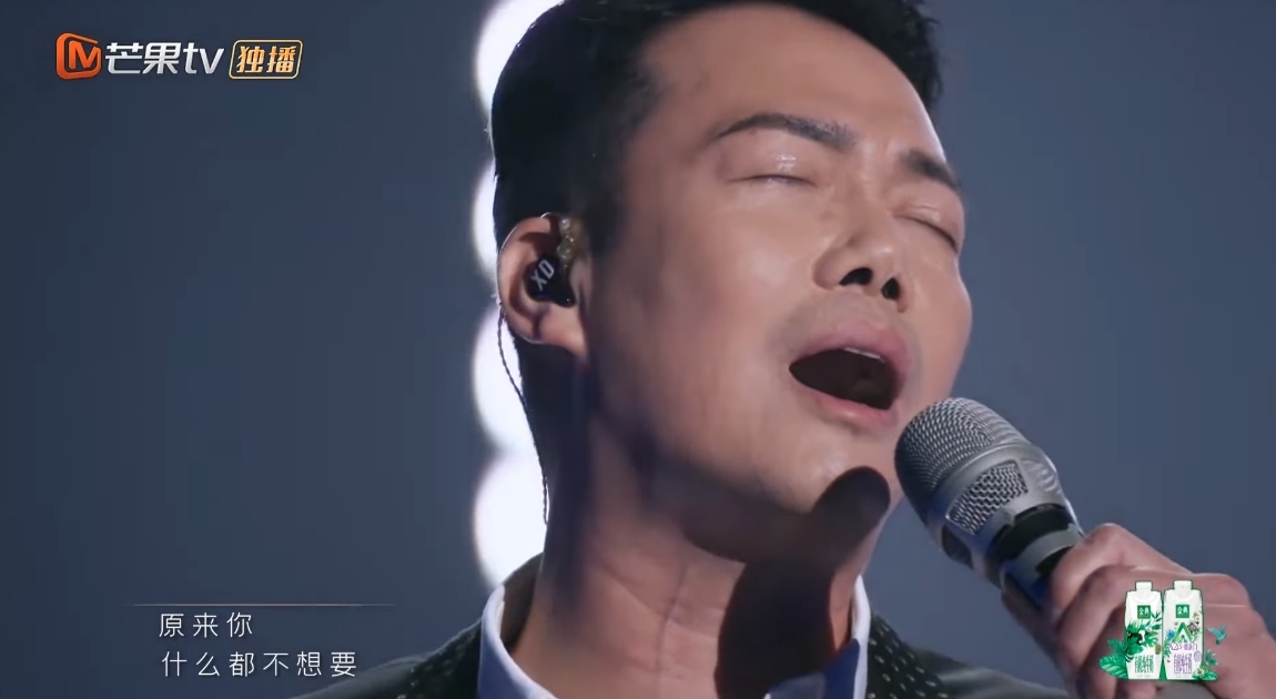 而他們首次表演的舞台,陳小春則演唱了自己的《叱吒紅人》,而謝天華則演唱了《原來你什麼都不要》!