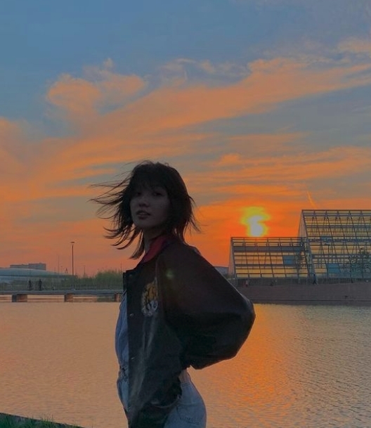 -哈薩克美少女-YuranaAnarali的自拍甩髮技巧,還很有女神的風範