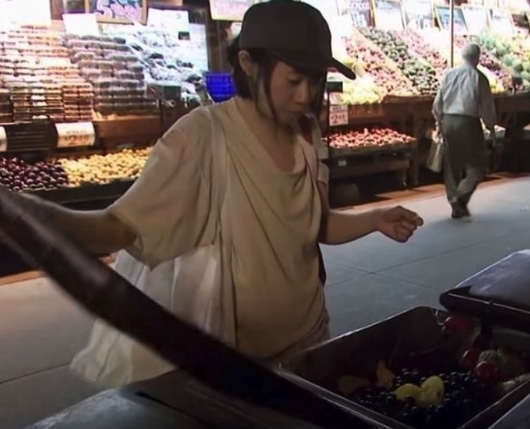 Kate會去超市拾取因快變壞或到期而被丟棄的食物回家食用