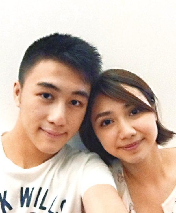 17 歲的何猷君首次談戀愛，初戀女友是一位西班牙籍的女生 Francesca