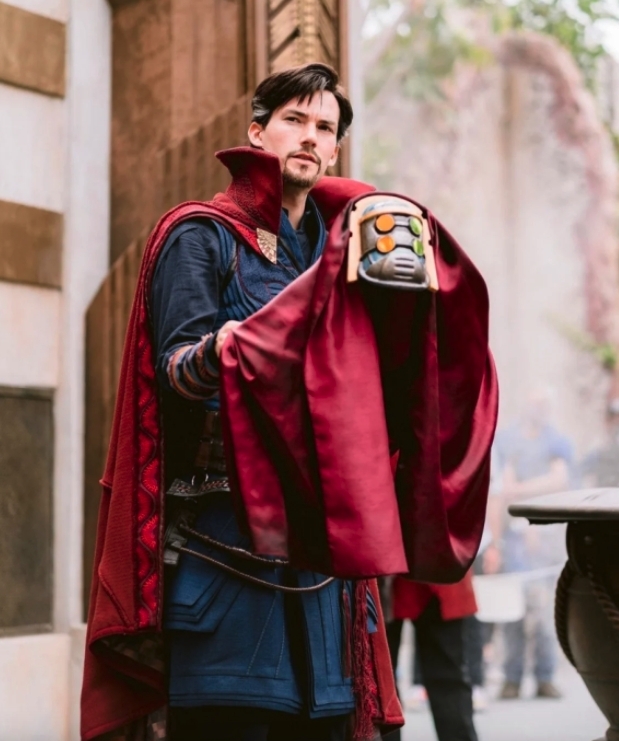 園內扮演英雄的演員們十分矚目,當中飾演奇異博士(Dr. Strange)的演員和本尊極為相似