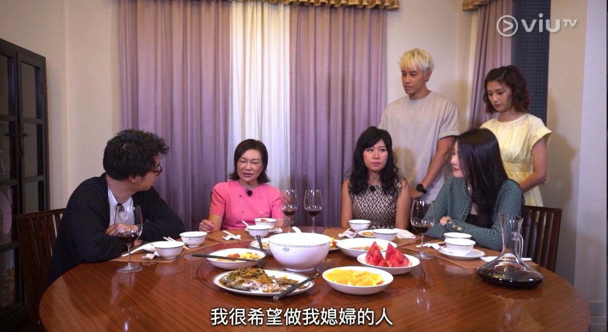 看到裕美進場的王莉妮,臉已經不自覺地垮下來,眼睛更不時「掃射」林作,好像是在示意他為何要搞這場大龍鳳!