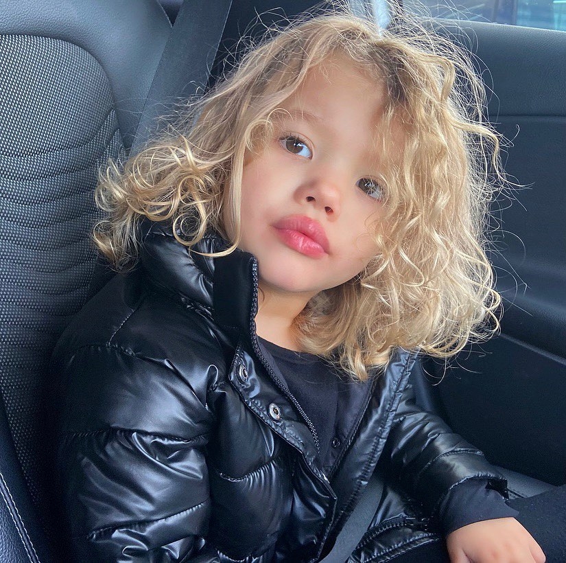 從 Elise 6個月大開始便為她拍下多張美照並分享到 IG 上