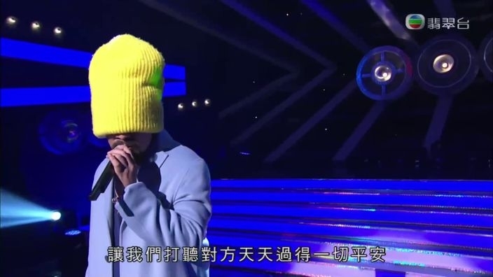 麥浚龍當天穿上這衣著,依然在唱功上保持水準,充滿感情唱出《念念不忘》